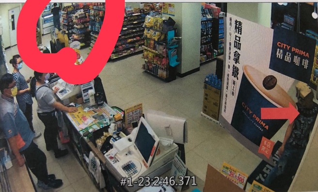 一名男子与友人打赌玩「真心话大冒险」，竟头套纸袋闯入超商喊抢劫。(民眾提供)
