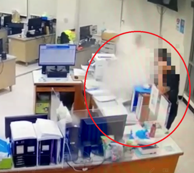 一名男子7日凌晨前往新湖分局新工派出所求援，卻因情緒不穩引爆手中的土製炸彈，導致右手遭炸爛。（翻攝照片／邱立雅新竹傳真）