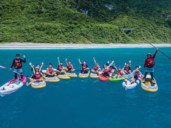 （暑假入住太鲁阁晶英酒店有海陆空不同活动体验，图为在太平洋体验SUP漫游，并从海平面仰望清水断崖陡峭山壁与海岸绝景。图／太鲁阁晶英酒店提供）