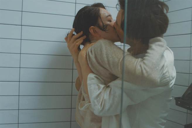 锺汉良、李小冉的「浴室湿吻」一次到位。(中天娱乐台提供)