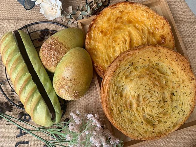 （85度C烘焙坊将自7/12日起推出四款新品，其中直径长18公分的「大蒜唱片」，标榜比脸大。图／85度C提供）