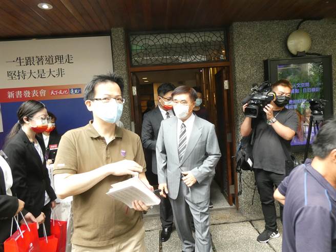 新竹市長林智堅台大與中華大學碩士論文接連遭爆抄襲，前台北市長郝龍斌今天受訪表示，他過去就是台大教授，清楚一個學校或系所發生這種論文抄襲的時候，對學校或系所的傷害有多大，對林碩士論文涉抄襲「覺得非常遺憾」。（周志豪攝）