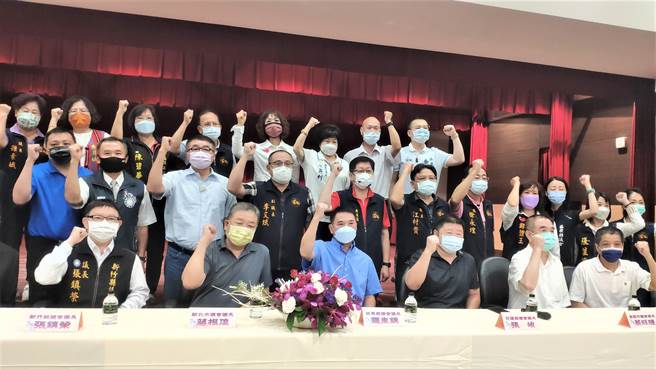 新北市议长蒋根煌日前带10位正副议长，声援争取提名参选县长的苗栗县议长锺东锦。（李京升摄）