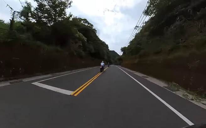 2名重機騎士為閃避區間測速，跨越雙黃線駛入對向車道。（翻攝自臉書）