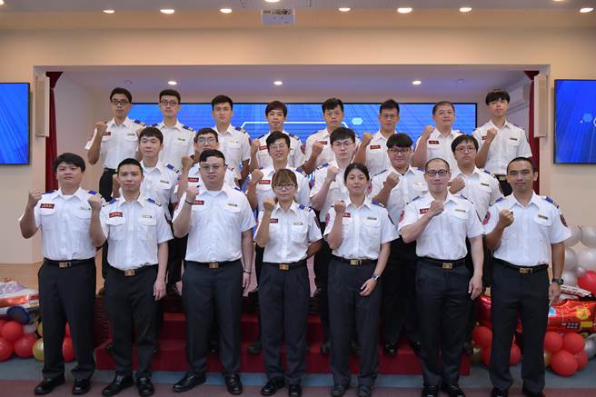 花莲县消防局自2019年前起办理高级救护技术员（EMTP）培训课程，迄今已有81人获得资格，包含今天结训的第3期21名学员，未来将平均分配至全县23个分队，即时提供紧急患者适当处置，挽救更多性命。（罗亦晽摄）