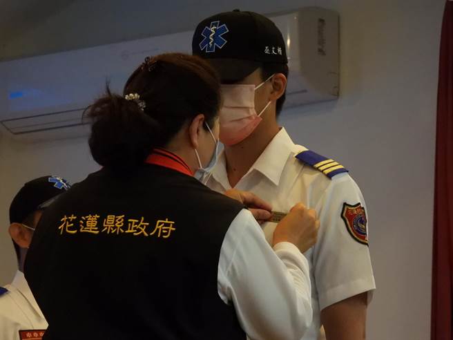 花莲县消防局今在县府大礼堂举办第3期高级救护技术员（EMTP）结训典礼，由县长徐榛蔚亲自替学员别上印有名字的金质胸章，替他们戴上具EMTP标志的帽子，恭喜他们完成10个月艰辛的训练。（罗亦晽摄）