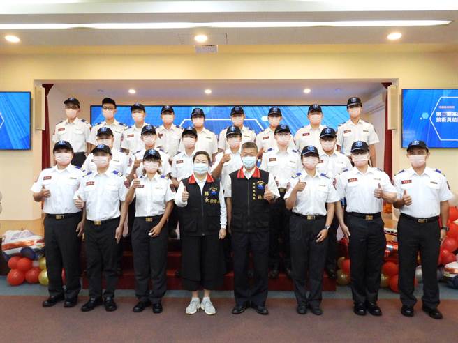 花莲县消防局自2019年前起办理高级救护技术员（EMTP）培训课程，迄今已有81人获得资格，包含今天结训的第3期21名学员，未来将平均分配至全县23个分队，即时提供紧急患者适当处置，挽救更多性命。（罗亦晽摄）