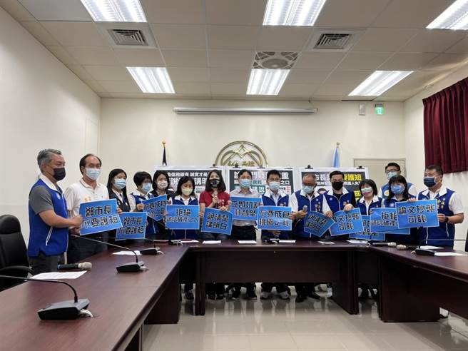 林智坚论文风波延烧，桃园市议会中国国民党党团7日召开记者会，要求林智坚退出桃园市长选战。（陈梦茹摄）