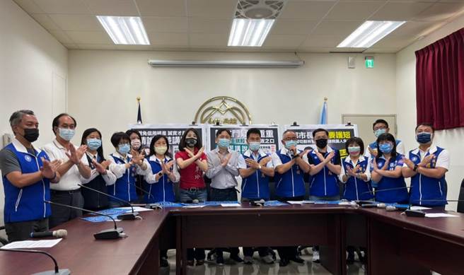 桃园市议会中国国民党党团7日召开记者会，直呼桃园市民拒绝道德人品有瑕疵的人到桃园参选。（陈梦茹摄）