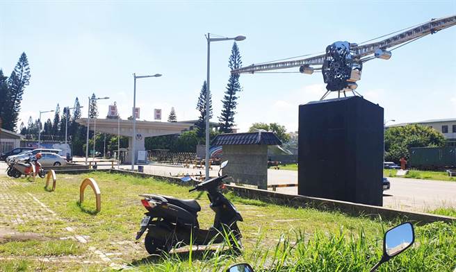 蔡英文總統今天私人行程到后科園區參訪，空軍清泉崗基地門口有警察和軍人佈崗。（陳世宗攝）