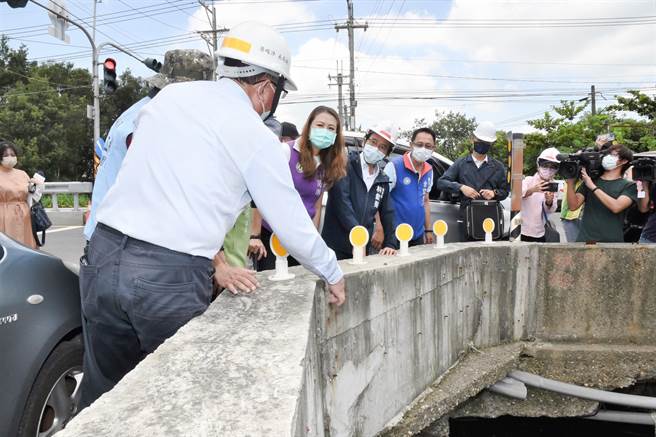 高雄市副市长林钦荣（前左三）7日到树德科大旁的横山路视察排水工程改善。（林瑞益摄）