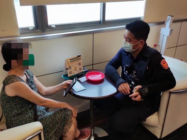 经过警察与行员的将近30分钟的劝说下，深信不疑的许妇才察觉自己已经受骗，成功保住10万元。（高市凤山分局提供／杨舒婷高雄传真）