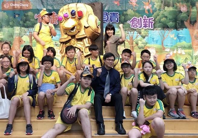 新店国小校长许德田（中）投入教育工作33年，带领学校获奖无数，办学绩效受到师生家长肯定。（新北市教育局提供）