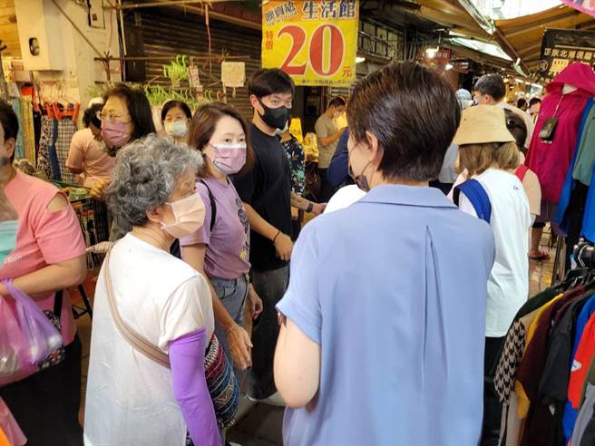 台北市副市長黃珊珊視察市場，遭議員質疑變成選舉場。（摘自台北市議員簡舒培臉書）