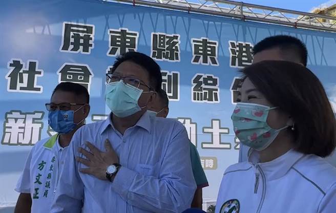 屏東縣長潘孟安（中）受訪表示，「媒體怎麼報我不知道，目前還是以縣政為主」。（謝佳潾攝）