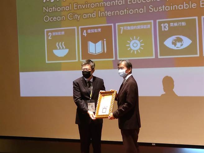 全國環境教育成果觀摩會7日起在國立海科館舉行，基隆市副市長林永發（圖右）接受教育部資訊及科技教育司長郭伯臣（圖左）頒發的感謝狀。（張志康攝）
