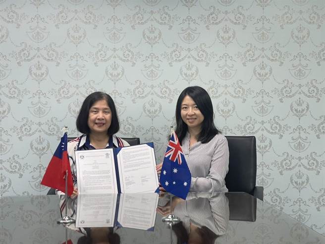 教育部与澳洲昆士兰州教育厅今天续签署5年期教育交流合作备忘录，我方由教育部国际及两岸教育司司长李彦仪（左）代表签署。（教育部提供／林志成台北传真）