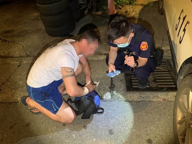 大园分局新坡派出所员警昨晚协助一名喝醉迷路的外籍工程师返回宿舍。（翻摄画面／蔡明亘桃园传真）