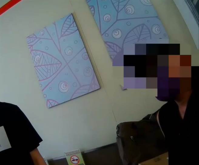 37岁施姓男子因缺钱重操旧业，再度当起诈骗集团的取簿手。（翻摄画面／蔡明亘桃园传真）