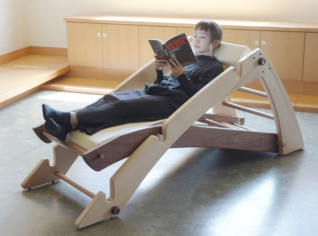 「Fun！ture动静皆椅」能转换成躺椅使用，也可变换成游乐设施，为居家美学注入新风貌。(照片/义守大学提供)