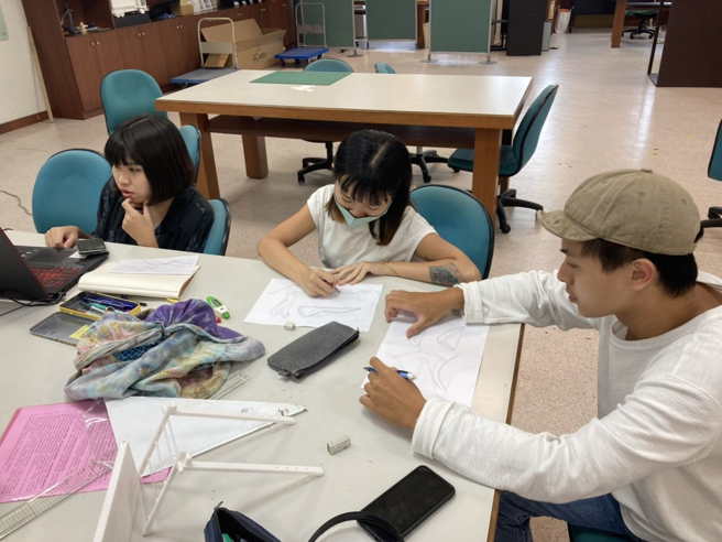 创设系学子，以一年多的时间设计具实用且商业价值之作品，展现新锐设计师实力。 (照片/义守大学提供)。
