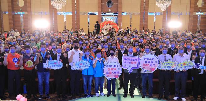 台中市111年度模范劳工暨绩优工会表扬活动「台中展翼 劳工给力」，7日于清水区成都餐厅举办。(台中市政府提供)