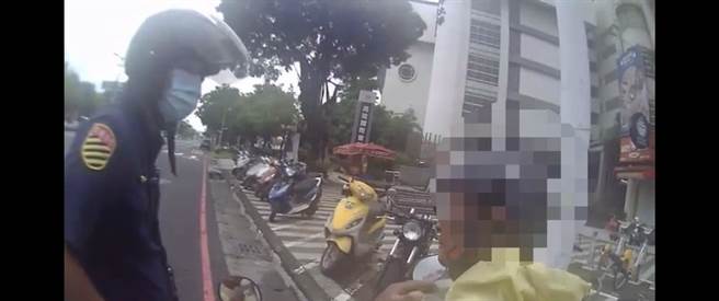 陳姓男子凌晨喝酒後中午騎車出門，未料酒測值仍測得0.24mg／l。（翻攝照片／高雄洪靖宜傳真）