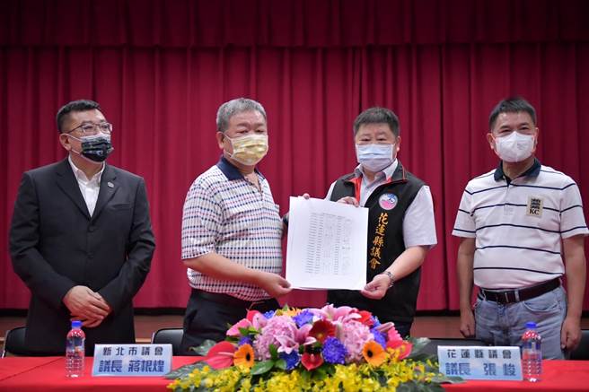 新北市議長蔣根煌（左二）送來全國正副議長聯誼會連署書，強力表達支持張峻議長（右二）參選。（王志偉攝＿