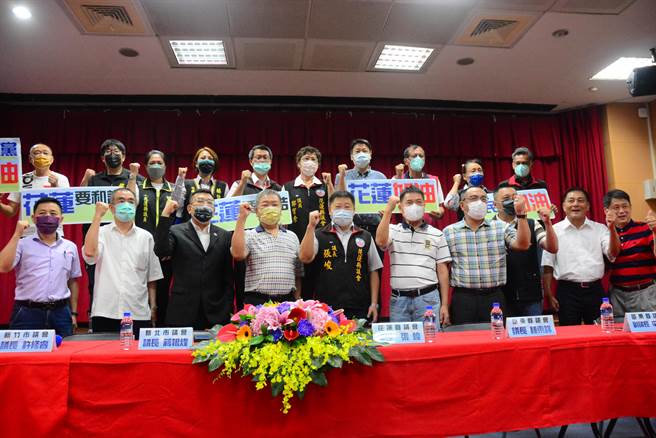 新北市議長蔣根煌今帶領多位正副議長及議員，聲援花蓮縣議長張峻，抗議黨提名不公，花蓮也有多位議員到場支持。（王志偉攝）