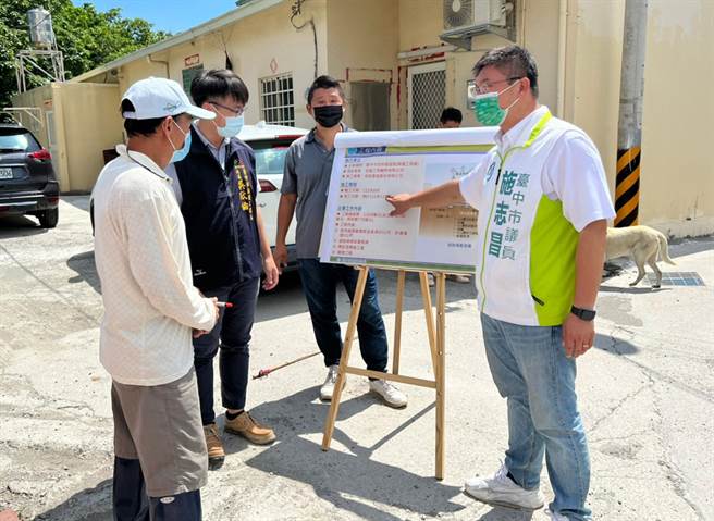 市議員施志昌（右）為民請命，7日邀集市府等相關單位到場會勘及聽取簡報。（施志昌服務處提供）