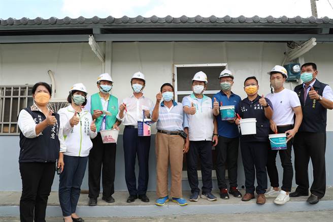 嘉义县长翁章梁关心施姓案家翻修后的房子。（廖素慧摄）