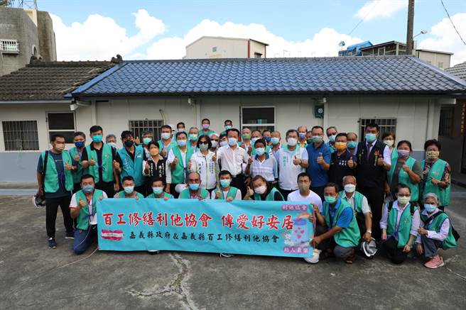 嘉义县长翁章梁致谢修缮志工协助翻修施姓案家的房子。（廖素慧摄）