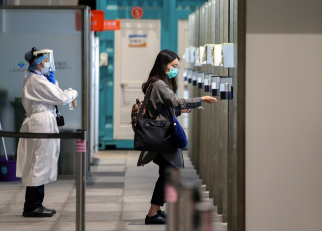 7月14日起3类人搭机前免持2天内PCR。图为旅客入境台湾的画面。（本报系资料照）