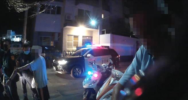 台东林姓男子因涉毒品案件，警方6日晚间将他拘提，双方爆发衝突。（台东县警局提供／蔡旻妤台东传真）