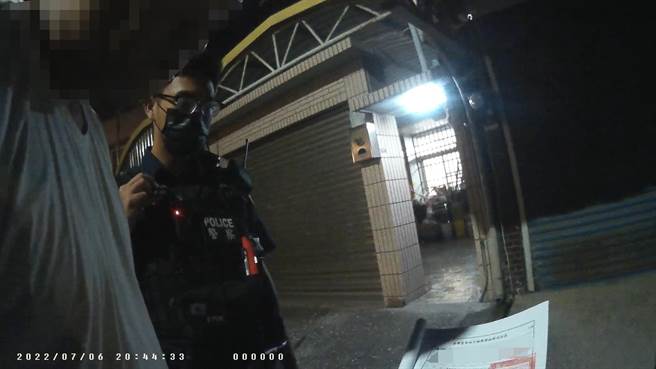 台东林姓男子因涉毒品案件，警方6日晚间将他拘提，双方爆发衝突。（台东县警局提供／蔡旻妤台东传真）