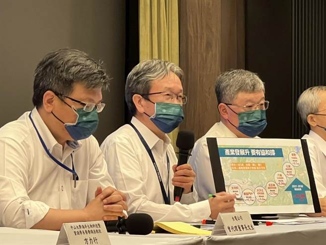 歐洲議會通過將核能列為「綠能」，經濟部次長曾文生(左1)今天回應，台灣選擇跟歐洲不一樣，任何新能源要在台灣土地上使用，都要經過完整的民主程序選擇。(圖／王玉樹攝)