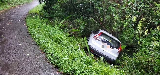 林男不慎滑落山谷。（翻攝照片／李京昇苗栗傳真）