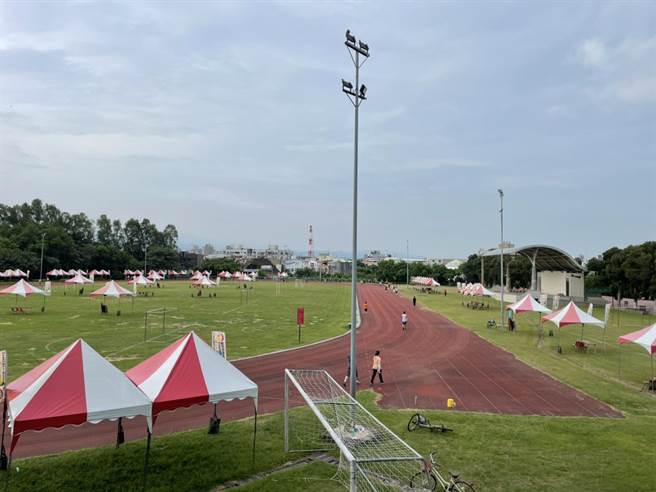 竹南鎮公所上周協辦外籍移工5人制足球賽。（竹南鎮公所提供／謝明俊苗栗傳真）