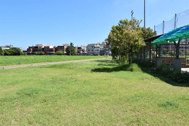 立委陳超明與竹南鎮公所爭取3千萬元利用照南國中分校預定地興建學童足球訓練場。（謝明俊攝）