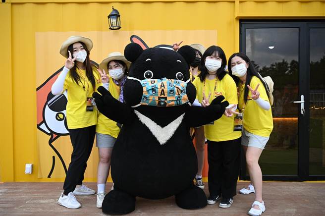 吉祥物熊讚首次赴韓國大邱辦見面會，並與現場民眾熱情互動。（觀傳局提供／張芷瑜台北傳真）