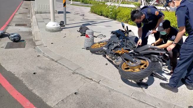 高雄鼓山區一輛自小客車疑似左轉未禮讓，與對向重機相撞， 騎士噴飛10米命危。(民眾提供)