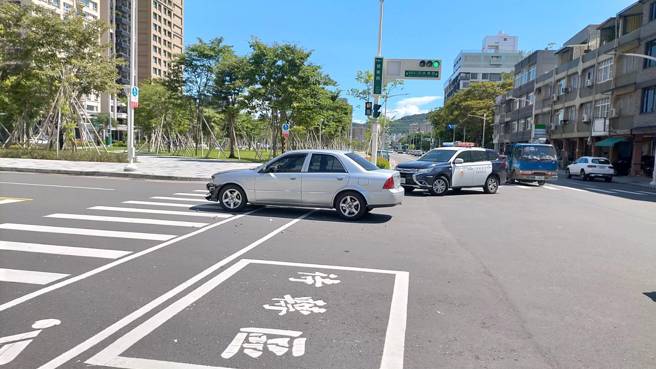 高雄鼓山區一輛自小客車疑似左轉未禮讓，與對向重機相撞， 騎士噴飛10米命危。(民眾提供)