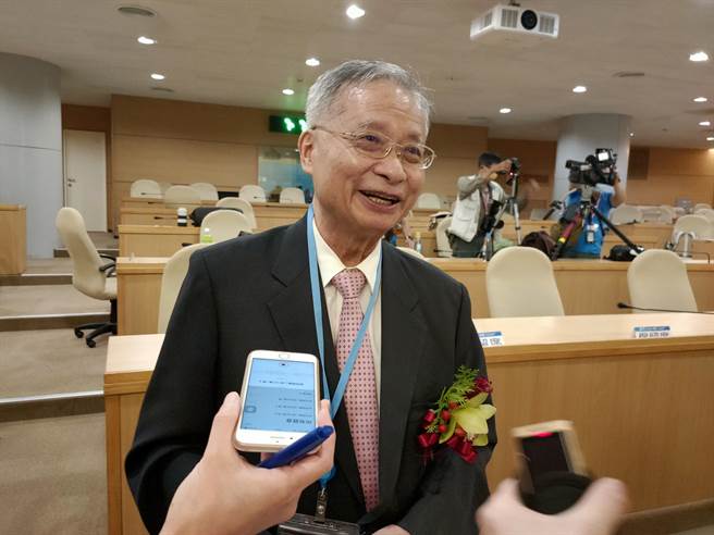 中国医药大学中医系讲座教授林昭庚对于获选为新科院士，不断向媒体强调对国家还有学生与同事的感谢。(李侑珊摄)