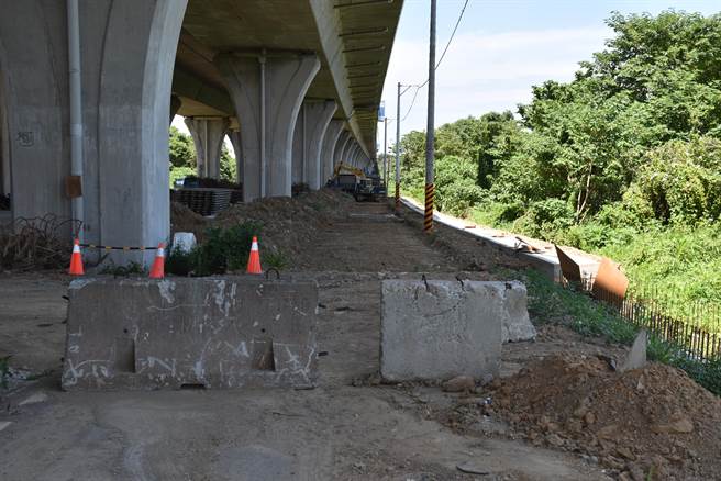 竹南镇公所发包兴建打通国道3号桥下空间工程正在进行中。（谢明俊摄）