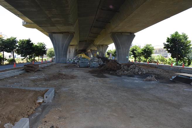 竹南镇公所在国道3号桥下空间兴建镇民集会广场及公园等设施。（谢明俊摄）