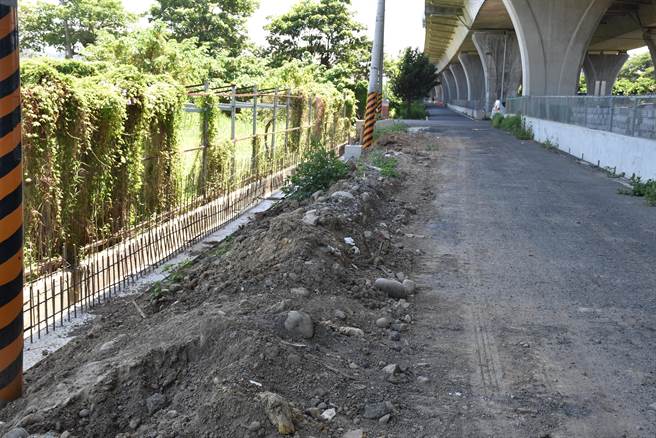 竹南镇公所发包兴建打通国道3号桥下空间工程正在进行中，全线排水工程并全部重新打造。（谢明俊摄）