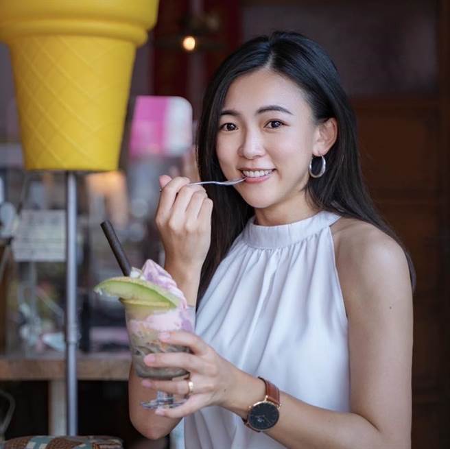 新竹市长林智坚两本硕士论文接连遭爆抄袭，绿营却群起声援，连蔡英文总统都到林脸书留言称「智坚委屈了」。国民党发言人白乔茵昨至林昨天称寄养家庭小孩为其打气的脸书贴文留言，酸林「一定要勉励孩子们以后诚实写论文喔」。（截自白乔茵脸书）