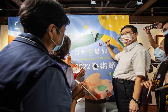 县长杨文科拿着画笔，化身画家宣告办「2022萧如松艺术节」正式起跑。（罗浚滨摄）