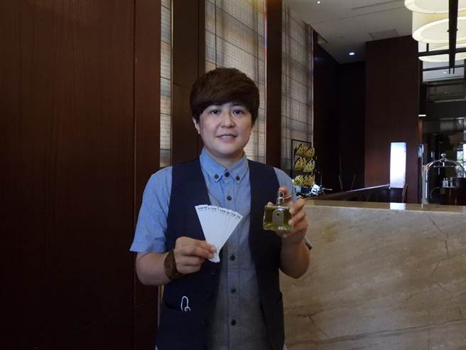 甫勇夺国际香水盛事A＋OA（The Art and Olfaction Awards）独立设计奖的花莲女孩潘雨晴，将富里稻草的气味融入香水，预计中秋节期间举办「富里有人艺术季」，并邀集20多为台日韩籍艺术家在现场闻香创作，盼让富里成为有独特香气的艺术之乡。（罗亦晽摄）