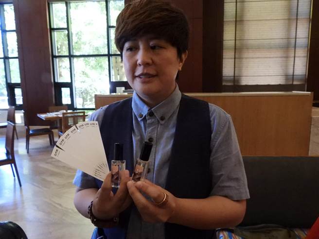 甫勇夺国际香水盛事A＋OA（The Art and Olfaction Awards）独立设计奖的花莲女孩潘雨晴，将富里稻草的气味融入香水，预计中秋节期间举办「富里有人艺术季」，并邀集20多为台日韩籍艺术家在现场闻香创作，盼让富里成为有独特香气的艺术之乡。（罗亦晽摄）
